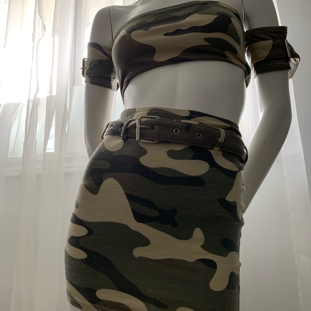 2 piece set. Skirt & crop top